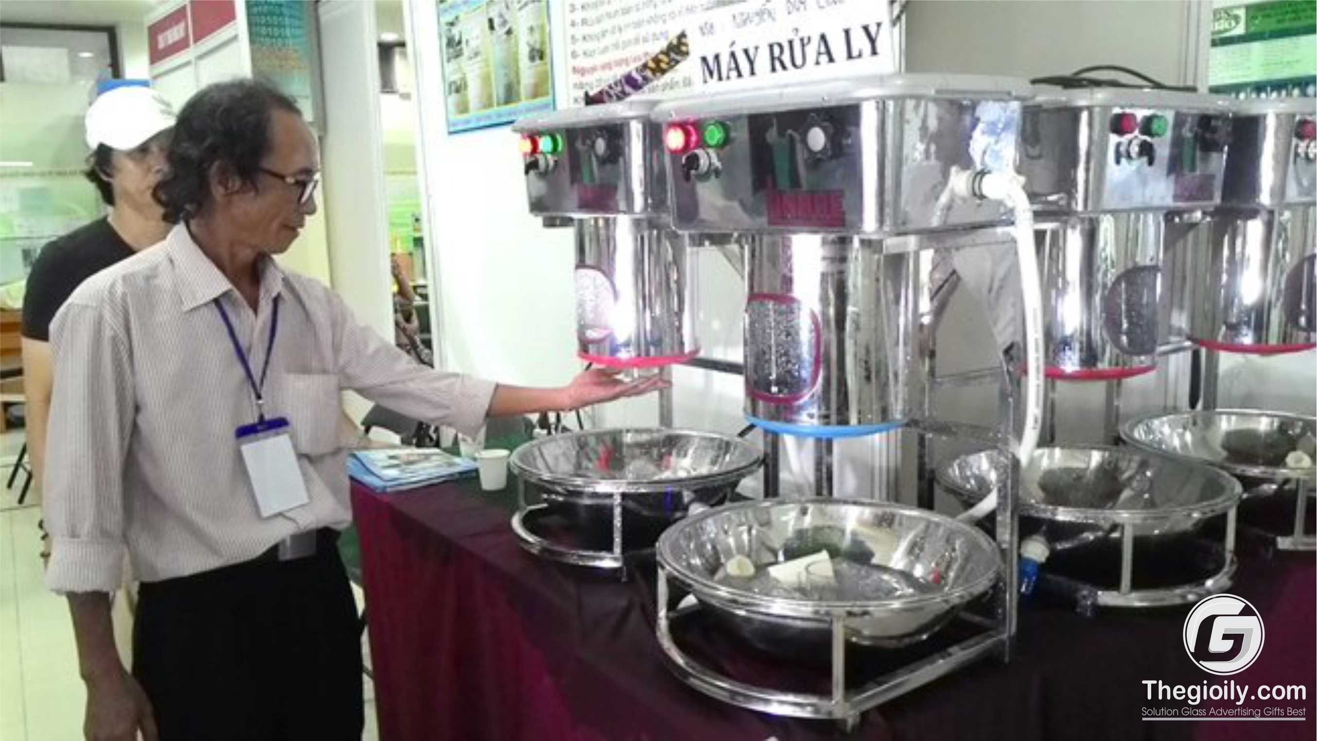 máy rửa ly cốc thủy tinh ông Nguyễn Duy Linh