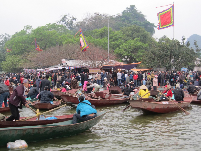 Lễ hội chùa Hương là một lễ hội lớn nhất trong năm (ảnh ngyuoonf Internet)