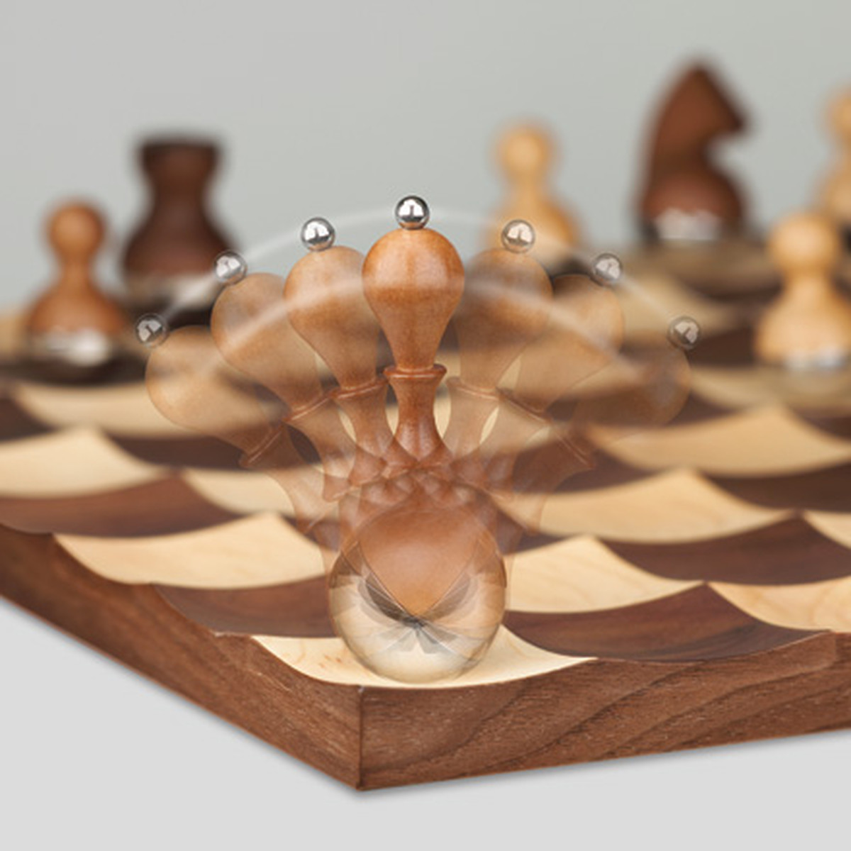 Bộ cờ vua độc đáo Umbra Wobble Chess Set