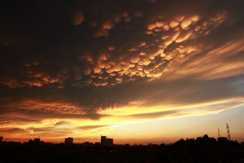 Đám mây kỳ thú trên bầu trời Hà Nội vào tháng 8/2009.  sau cơn mưa lớn, những tảng mây muôn màu, tầng tầng lớp lớp bỗng xuất hiện trên bầu trời thủ đô . Hiện tượng thiên nhiên kỳ thú khiến nhiều người ngỡ ngàng và thích thú.