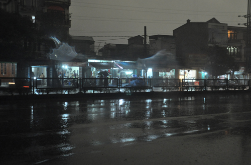 Hôm nay, đang 9h sáng nhưng người dân ở khu vực Hòn Gai, TP Hạ Long (Quảng Ninh) vẫn phải bật đèn để sinh hoạt và kinh doanh do bâu tròi tối sầm xuống. Nguyên nhân được xác định là do