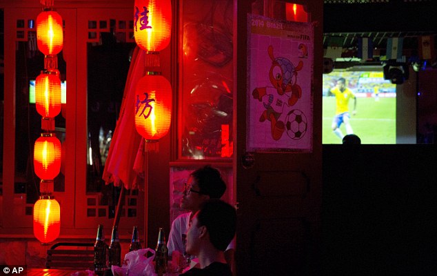 CĐV Trung Quốc theo dõi World Cup 2014 trong một tụ điểm ở Bắc Kinh