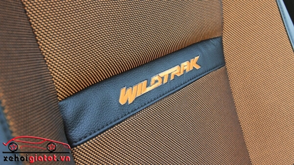 Logo Wildtrak trên ghế xe Ford Ranger