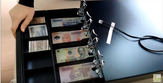 cách kiểm tiền trong ngăn kéo đựng tiền