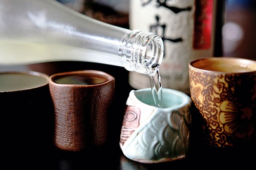 Rượu sake có thể uống nóng hoặc lạnh