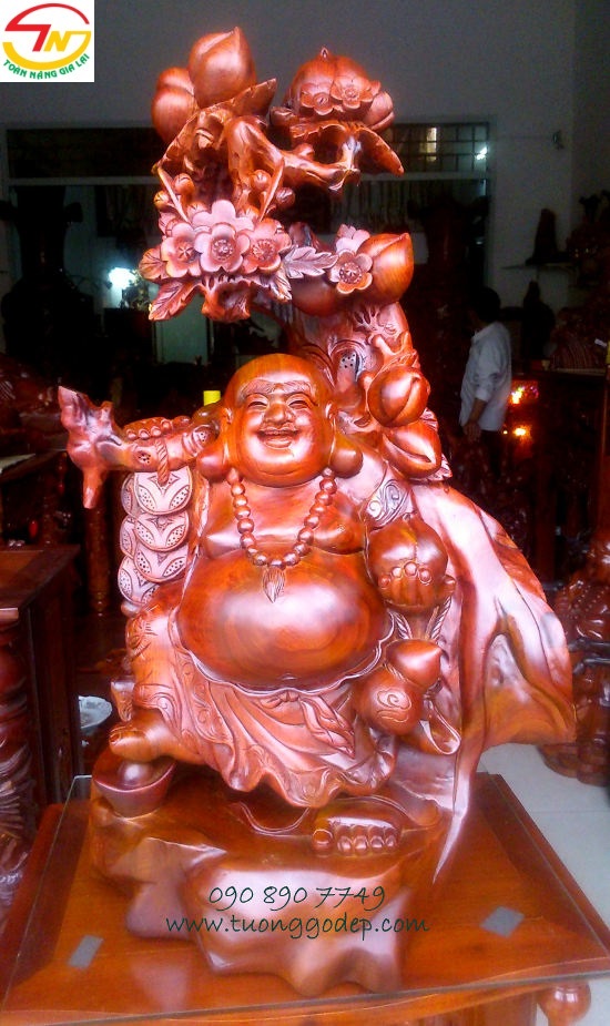 Phật Di lặc đứng gốc đào