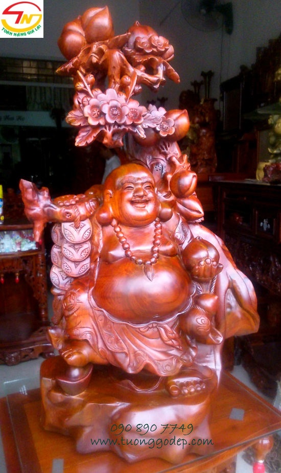 Phật Di lặc đứng gốc đào