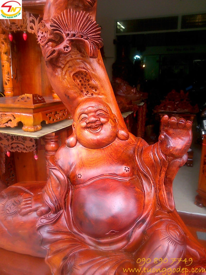 Phật Di Lặc ngồi gốc tùng