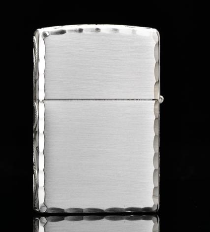 zippo khac sau ben hong