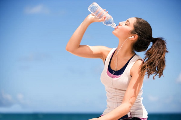 Uống đủ nước đảm bảo cho bạn năng lượng