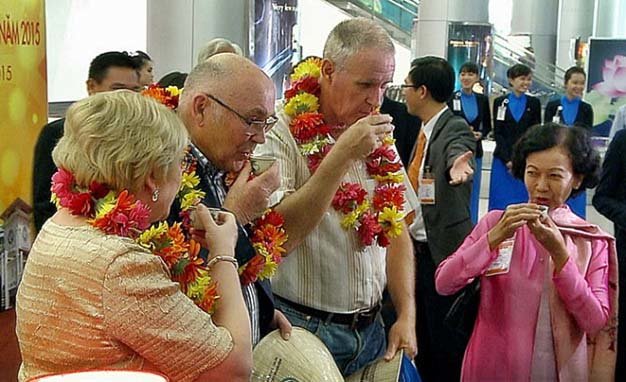 Những du khách quốc tế đầu tiên đến sân bay quốc tế Tân Sơn Nhất được lãnh đạo Sở Du lịch TP.HCM, Hiệp hội Du lịch TP.HCM đón tiếp nồng hậu - Ảnh: Hải Triều
