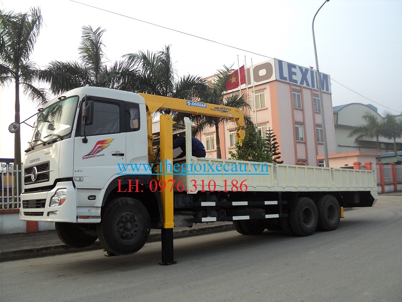 Xe tải Dongfeng gắn cẩu 8.4 tấn