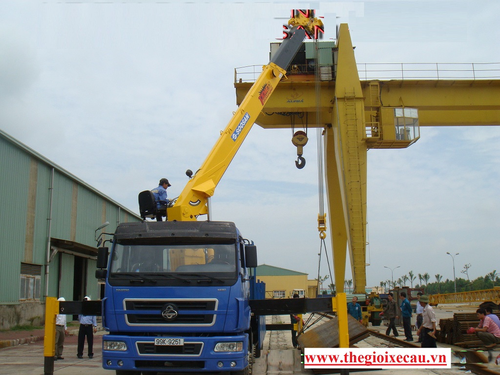 Xe tải Dongfeng gắn cẩu 15 tấn