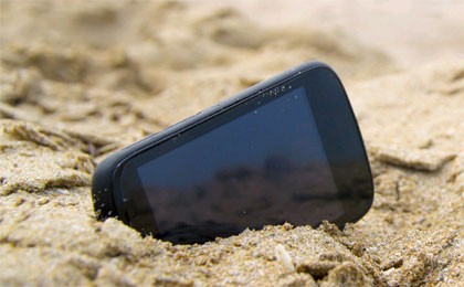 Cách bảo vệ smartphone khi đi biển