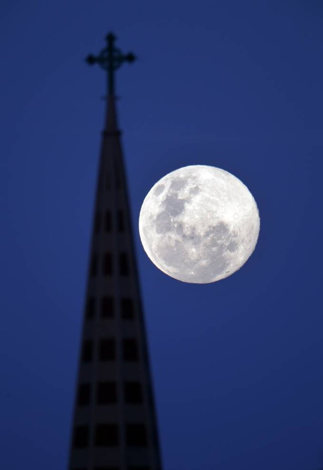 Mặt trăng mọc trên nhà thờ St. Marys Catholic tại thị trấn Blenheim, New Zealand ngày 10/8. Ảnh: REX