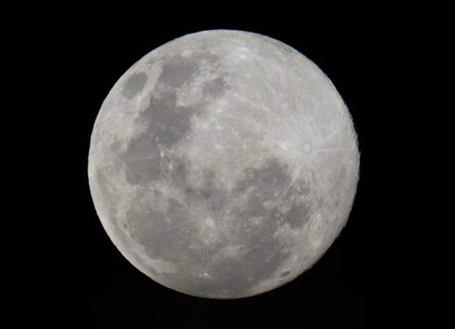 Mặt trăng mọc trên núi Eden ở Auckland, New Zealand ngày 10/8. Ảnh: REX