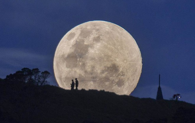 Quan sát siêu mặt trăng mọc từ Blenheim, New Zealand ngày 10/8. Hiện tượng siêu trăng xảy ra gần nhất vào ngày 12/7 và lần cuối cùng xuất hiện trong năm 2014 vào ngày 9/9. Ảnh: REX