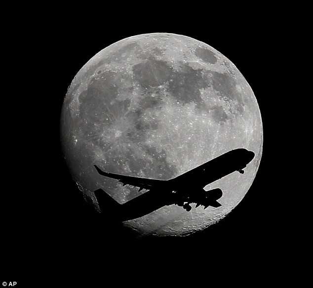 Chuyến bay đêm từ California đến Los Angerles trong ngày 9/8, khi siêu mặt trăng đang dần hình thành. Ảnh: EPA
