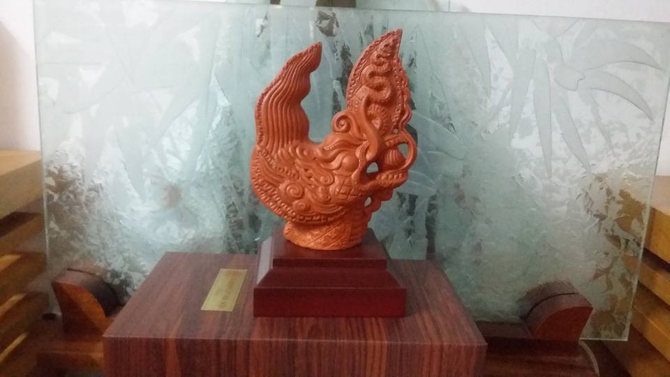 Quà tặng của Thành ủy Hà Nội dành cho nghệ nhân.