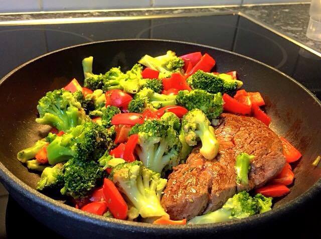 Steak xào bông cải xanh và ướt chuông