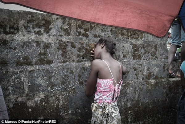 Cô gái vật vã nhìn thi thể mẹ tử vong do nhiễm Ebola bị đưa đi xa 5