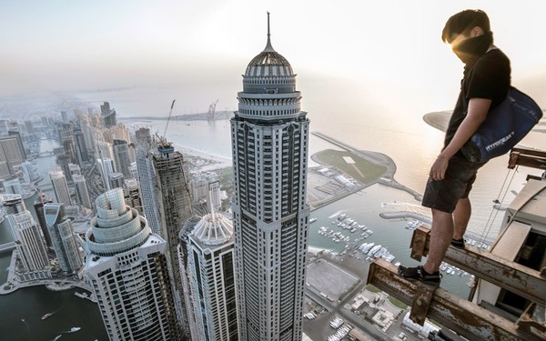 Liều mình leo lên tháp cao hơn 400m để chụp ảnh nóc nhà chọc trời ở Dubai