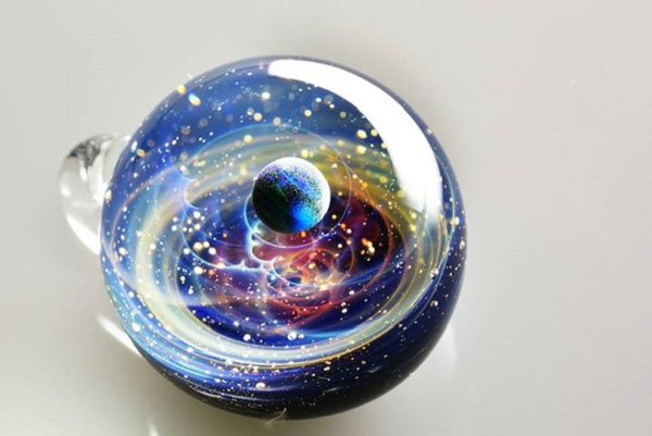 Cả vũ trụ thu nhỏ trong quả cầu thủy tinh huyền ảo