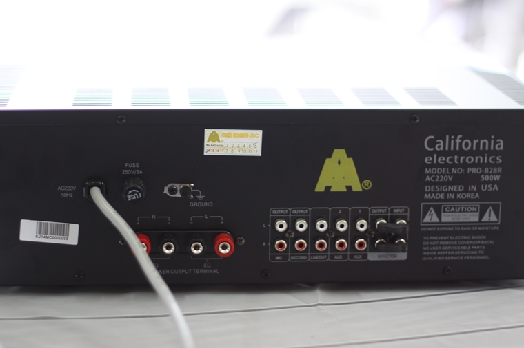 Mặt sau của Amplifier California 828R