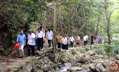 Đồng chí Nguyễn Văn Đọc, Chủ tịch UBND tỉnh cùng lãnh đạo các sở, ngành kiểm tra thực tế điểm di tích Ngọa Vân thuộc khu di tích nhà Trần tại huyện Đông Triều.