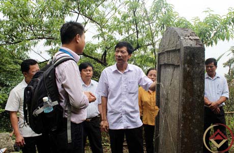 Đồng chí Nguyễn Văn Đọc, Chủ tịch UBND tỉnh cùng lãnh đạo các sở, ngành kiểm tra thực tế điểm di tích Ngọa Vân thuộc khu di tích nhà Trần tại huyện Đông Triều.