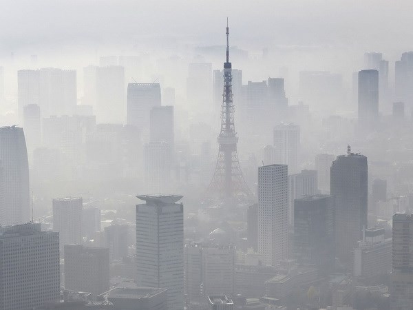 Tháp Tokyo trong màn sương mù.