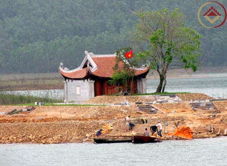 Các nhà thầu đang khẩn trương thi công dự án tôn tạo di tích Thái Lăng ở hồ Trại Lốc.