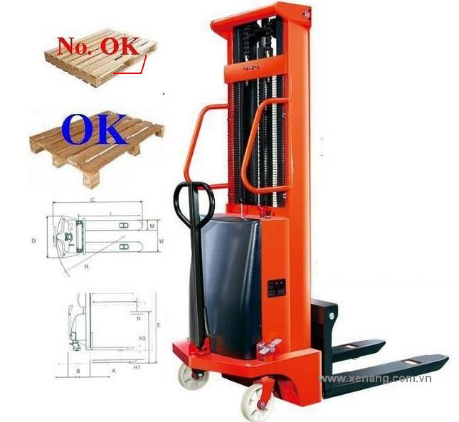 xe nâng bán tự động