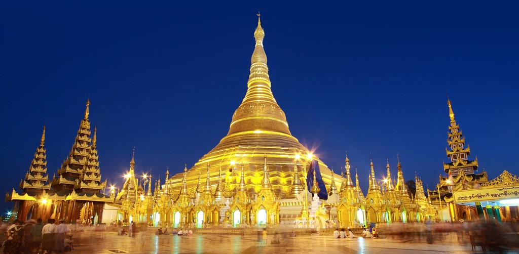 Chùa Shwedagon (Yangon): Với chiều cao lên tới 98 m, chùa Shwedagon là tháp dát vàng lớn nhất thế giới. Du khách có thể nhìn thấy tòa tháp này từ bất cứ đâu ở Yangon. Công trình 2.500 năm tuổi này là kỳ quan kiến trúc tôn giáo quý giá nhất của Myanmar, với sự tinh xảo và tỉ mỉ tới từng chi tiết. Ảnh: Insider-journeys.