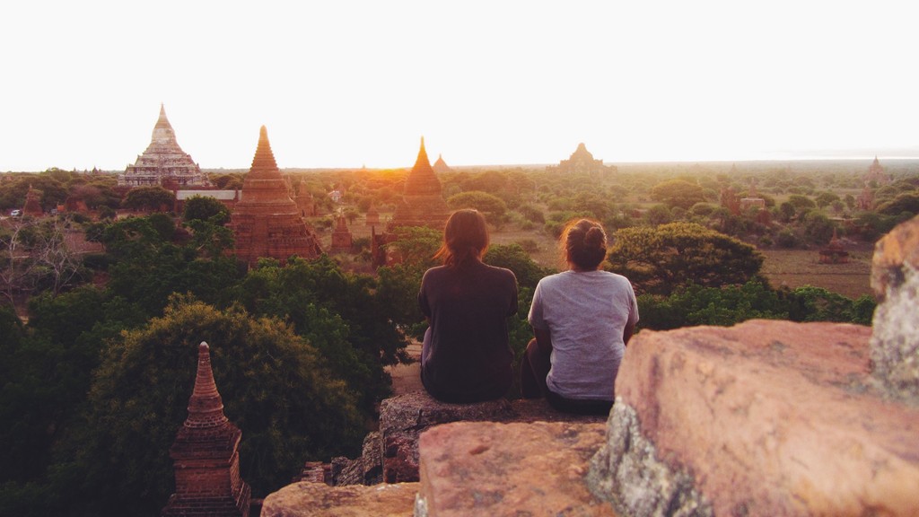 Đền Lawkaoushaung (Bagan): Từ đền Lawkaoushaung, bạn có thể ngắm nhìn đồng bằng Myinkaba dưới ánh nắng màu cam lộng lẫy khi mặt trời lặn. Điều tuyệt nhất là nơi này không quá đông du khách, cho bạn một khoảng thời gian tĩnh lặng để chiêm nghiệm. Ảnh: Activetravlr.