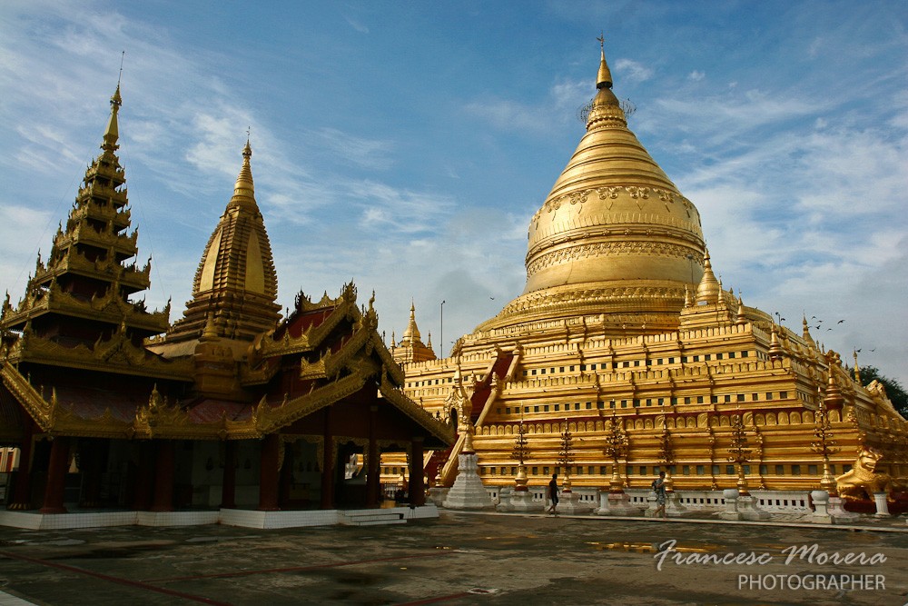 Chùa Shwezigon Paya (Nyaung-U): Để đổi vị, bạn có thể tham quan bằng khinh khí cầu để cảm nhận được hết vẻ đẹp của vùng Bagan. Dưới ánh nắng, ngọn tháp dát vàng của chùa Shwezigon Paya lấp lánh sẽ để lại một ấn tượng khó quên với du khách.