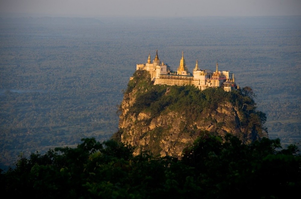 Đền Taung Kalat (dãy Pegu): Nằm trên đỉnh núi Popa ở độ cao 1.518 m so với mực nước biển, đền Tuang Kalat nổi bật giữa màu xanh của rừng cây. Đây là một thánh địa linh thiêng của người Myanmar. Đường lên đỉnh núi khá hiểm trở, nhưng đáng để bạn bỏ công. Ảnh: Artnaz.