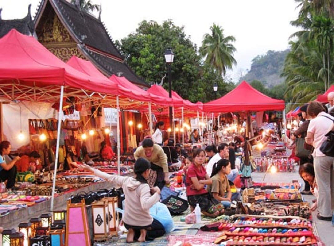 Chợ là nơi bày bán các sản phẩm đa dạng, tiện nghi và giá rẻ