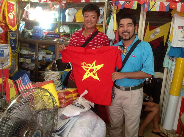 Anh Hoàn chuẩn bị rất nhiều cờ, áo Việt Nam mang sang Brazil