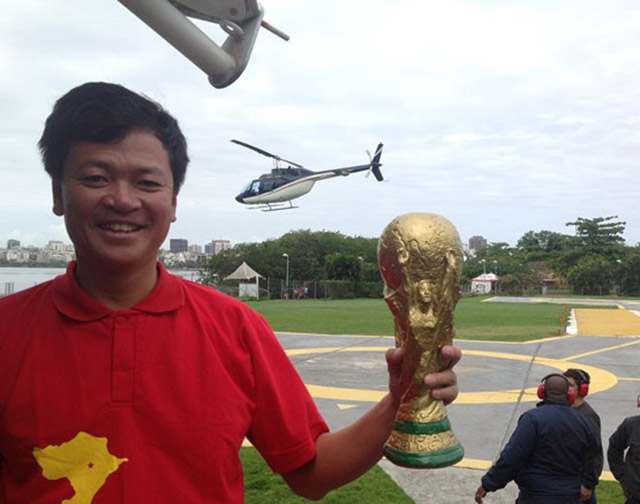 CĐV đặc biệt nhất của Việt Nam là anh Văn Trần Hoàn (Hải Phòng), tiếp tục gây sốc, khi tự bỏ tiền túi thuê hẳn một chiếc trực thăng để xem trận Brazil-Hà Lan từ trên cao.