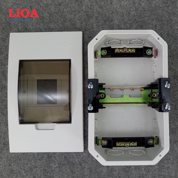 tủ điện nhựa lioa chứa 4 aptomat 1 cực