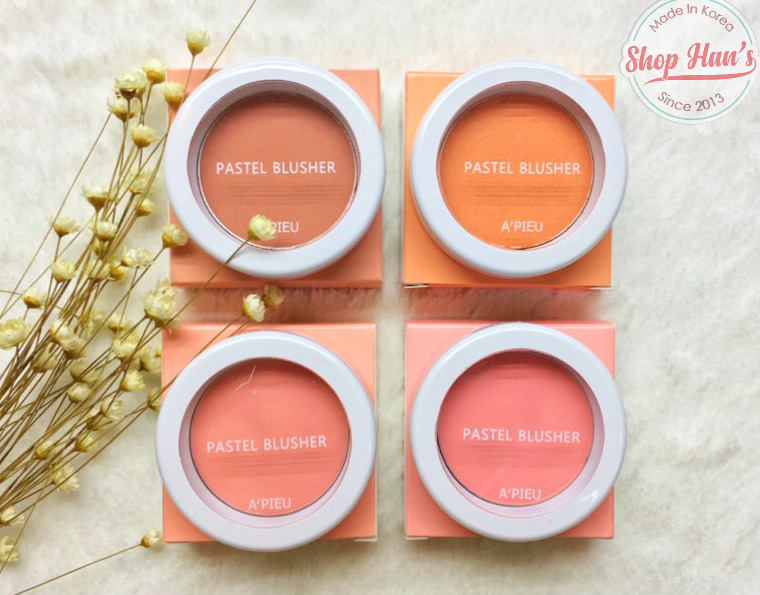 Phấn Má  Apieu Pastel Blusher  - Apieu Pastel Blusher là phấn má hồng của thương hiệu Apieu nổi tiếng với những tone màu pastel nhẹ nhàng dễ thương sẽ đem lại cho bạn vẻ đẹp trong sáng, tự nhiên. - Apieu Pastel Blusher với chất phấn mịn, lâu trôi cùng những tone màu nhẹ nhàng mang lại vẻ đẹp tươi trẻ, tự nhiên. Thiết kế hộp đơn giản, nhẹ nhàng. *** Hiện Shop Hàn’s có các tông màu :  #CR01: Màu sắc ánh cam nhẹ nhàng  #CR03 :  # OR03: #PK04: 