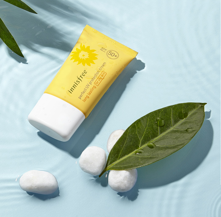 - Innisfree Perfect UV Protection Cream Long Lasting For Oily Skin là sản phẩm kem chống nắng bảo vệ da lâu dài dành cho da dầu, hỗn hợp thiên dầu với chỉ số chống nắng cao SPF50 PA+++. - Innisfree Perfect UV Protection Cream Long Lasting For Oily Skin với các thành phần chính như: dầu hướng dương, trà xanh Jeju, dầu hạt Blue weed, Xoan leo (balloon vine).  - Innisfree perfect UV protection cream long lasting [for oily skin] rất phù hợp cho các hoạt động ngoài trời ra nhiều mồ hôi và bã nhờn. - Innisfree perfect UV protection cream long lasting [for oily skin]  với công thức 5 Free: Không nguồn gốc động vật, không dầu khoáng, không hương nhân tạo, không thuốc nhuộm tổng hợp, không Talc. *** Hướng dẫn sử dụng Innisfree Perfect UV Protection Cream Long Lasting For Oily Skin: B1: Lấy một lượng kem vừa đủ ra tay, thoa đều lên mặt, cổ. B2: Dùng ngón tay vỗ nhẹ vào da để kem thẩm thấu nhanh vào da. Lưu ý: Sử dụng trước khi đi ra ngoài từ 15- 20 phút để có hiệu quả tối ưu nhất. Các bước sử dụng kem chống nắng hằng ngày: Bước dưỡng chăm sóc da -> kem chống nắng -> Trang điểm  