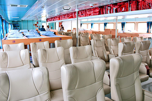 Tàu Phú quý express có giường nằm và ghế ngồi