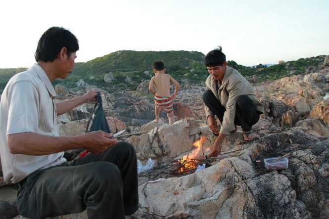 Người dân ở những địa phương lân cận thường đến đây nghỉ ngơi, nướng mực, ăn cháo gà trong những ngày cuối tuần - Ảnh: PHƯỚC TUẦN