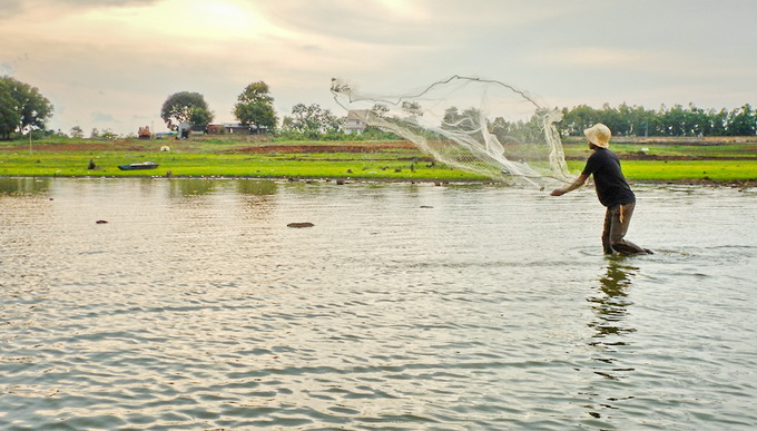 Dân chài quăng lưới đánh bắt cá trên hồ. Hồ Ea Kao còn là nơi cung cấp các mặt hàng thủy sản nước ngọt phong phú cho TP Buôn Ma Thuột - Ảnh: Tiến Thành