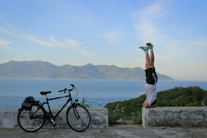  Người dân Nha Trang tập yoga bên đường mới - Ảnh: Tiến Thành