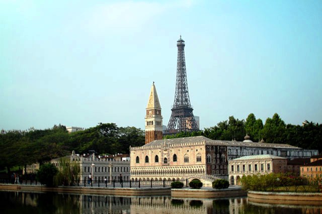 Window-of-the-World-002-eiffel-venice