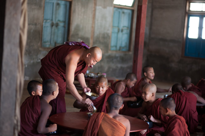 Giờ ăn trong yên lặng ở tu viện, thức ăn được mang đến chia cho từng bàn - Ảnh: Thủy Trần