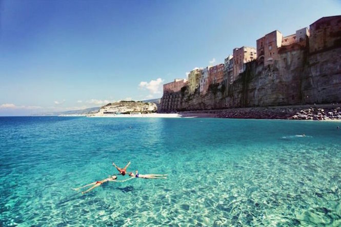 Bãi biển xanh trong ở Tropea thu hút du khách tắm nắng và lặn - Ảnh: flickr